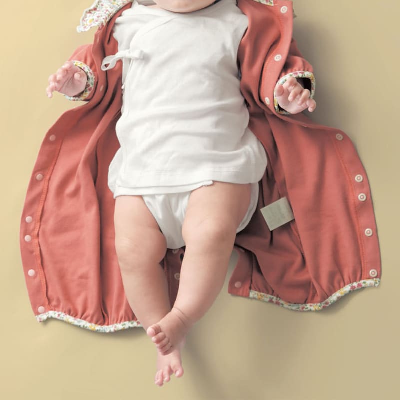 ピンクブラウン／モデル身長60cm・50～60サイズ着用・体重6kg