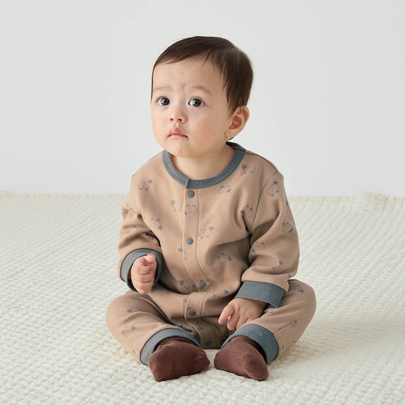 ベージュ羊柄／モデル身長68cm・70サイズ着用・体重7kg
