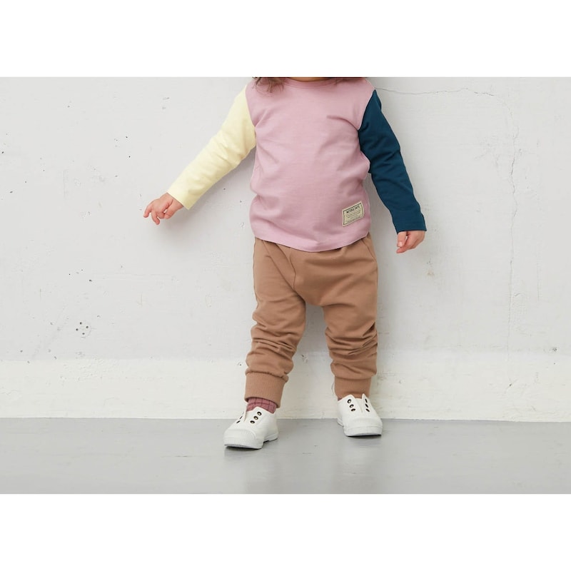 ライトパープル系マルチカラー／モデル身長78cm・80サイズ着用・体重10kg