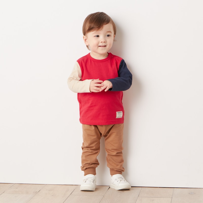 レッド系マルチカラー／モデル身長79cm・80サイズ着用