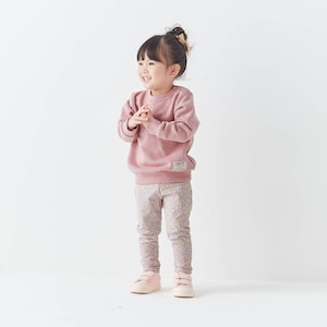 スモーキーピンク／モデル身長87cm・90サイズ着用