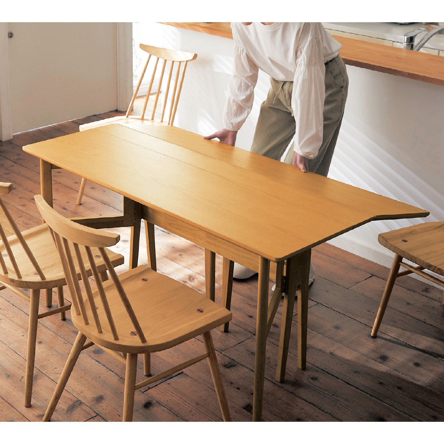 【ベルメゾン】簡単に折りたためる伸長式ダイニングテーブル 【使わないときは薄さ17.5cmに!】