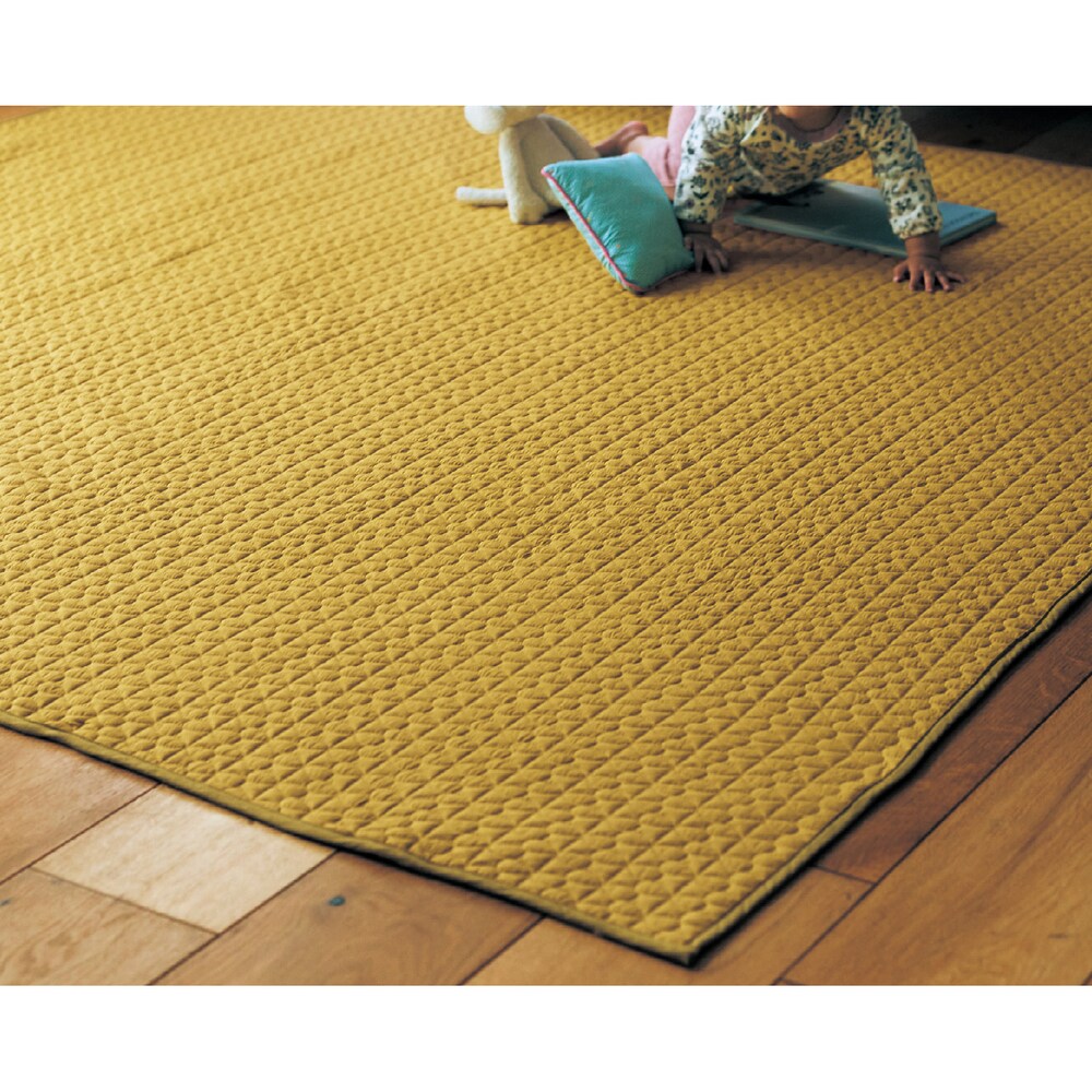 さらりとした綿素材を使用製品洗いをかけて、使いはじめからやわらかな肌ざわりにリーフ模様のキルトステッチが爽やか水をサッと拭き取れる撥水加工さらに汚れが落ちやすい加工も施しましたベビーにもお使いいただけ
