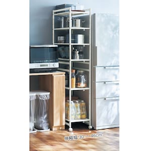棚板の高さを調節できるので調理器具やストックの収納に便利