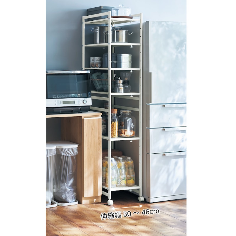 棚板の高さを調節できるので調理器具やストックの収納に便利