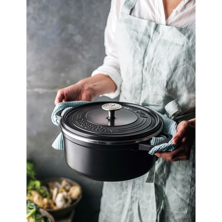 驚くほど軽いアルミ鋳物両手鍋「フェザーウェイトパン」【セラミックコーティング】 ＜内径22cm＞ 【IH/ガス火対応】