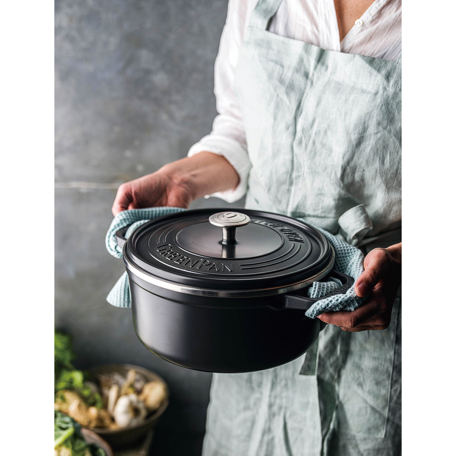 驚くほど軽いアルミ鋳物両手鍋「フェザーウェイトパン」【セラミックコーティング】 <内径22cm> 【IH/ガス火対応】 驚くほど軽いアルミ鋳物両手鍋「フェザーウェイトパン」【セラミックコーティング】 <内径22cm> 【IH/ガス火対応】