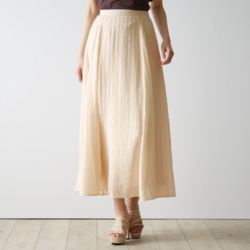 フレアの広がりが美しい軽やかなクレープジャカードスカート
