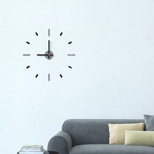 自由な発想で壁面をデザインする時計
