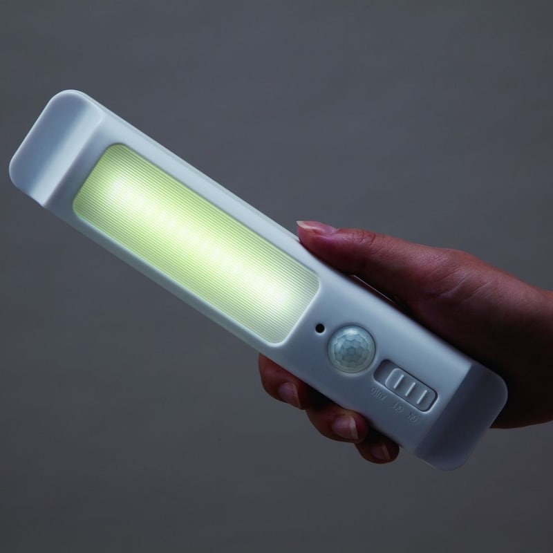 夜間や緊急用の懐中電灯代わりに