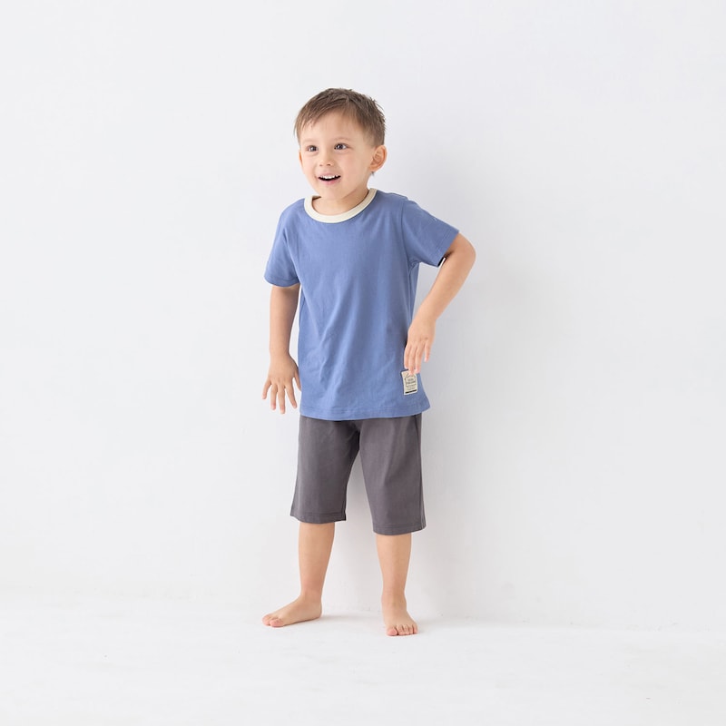 グレイッシュブルー×チャコール(26年春夏新色）／モデル身長105cm・110サイズ着用