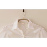 襟のあるブラウスも型崩れしにくい仕様／ゴールド