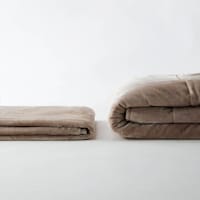左が同シリーズの毛布。右が本品。※比較はシングルサイズ