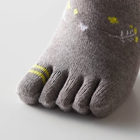 5本指が汗を吸収。抗菌防臭加工でニオイを防ぐ。
