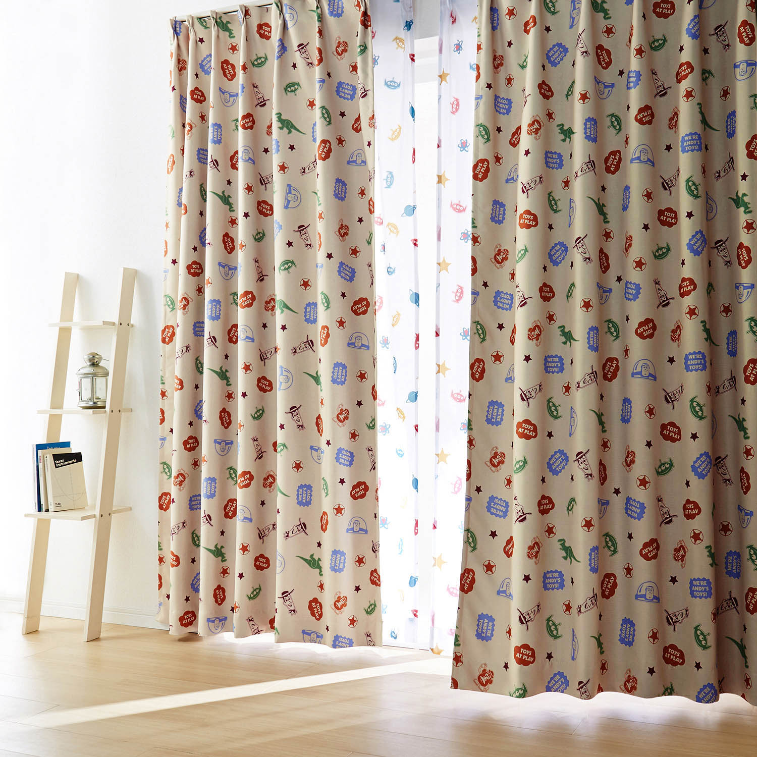 近くで見るほど可愛い柄。遮光カーテン&UVカット・ミラーレースカーテンセット(選べるキャラクター) <4枚組>(ディズニー/Disney) 近くで見るほど可愛い柄。遮光カーテン&UVカット・ミラーレースカーテンセット(選べるキャラクター) <4枚組>(ディズニー/Disney)