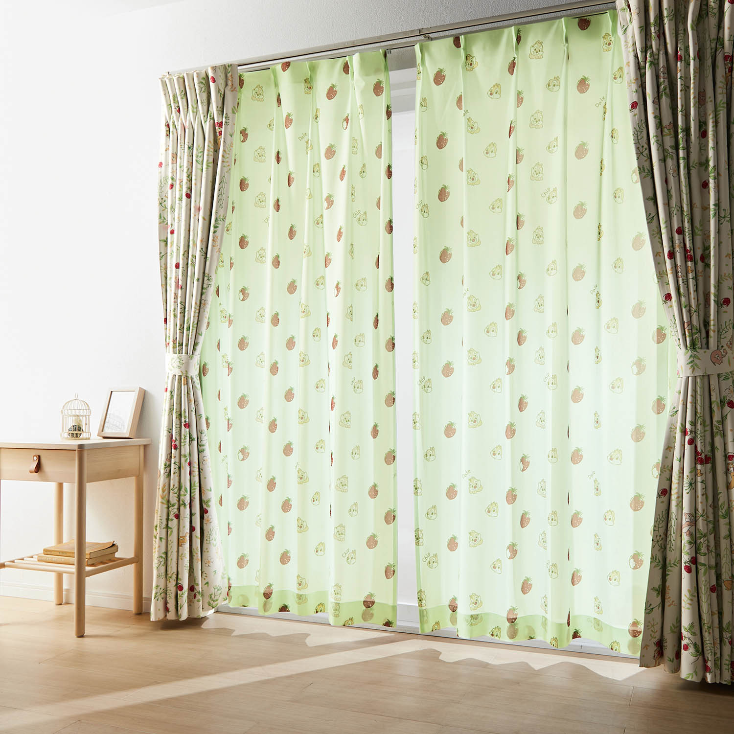 近くで見るほど可愛い柄。遮光カーテン&UVカット・ミラーレースカーテンセット(選べるキャラクター) <4枚組>(ディズニー/Disney) 近くで見るほど可愛い柄。遮光カーテン&UVカット・ミラーレースカーテンセット(選べるキャラクター) <4枚組>(ディズニー/Disney)