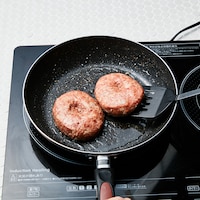 よく熱したフライパンで焼き上げてください。油なしでOK！