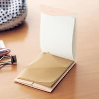 持ち運びに便利な紙製ケース付き