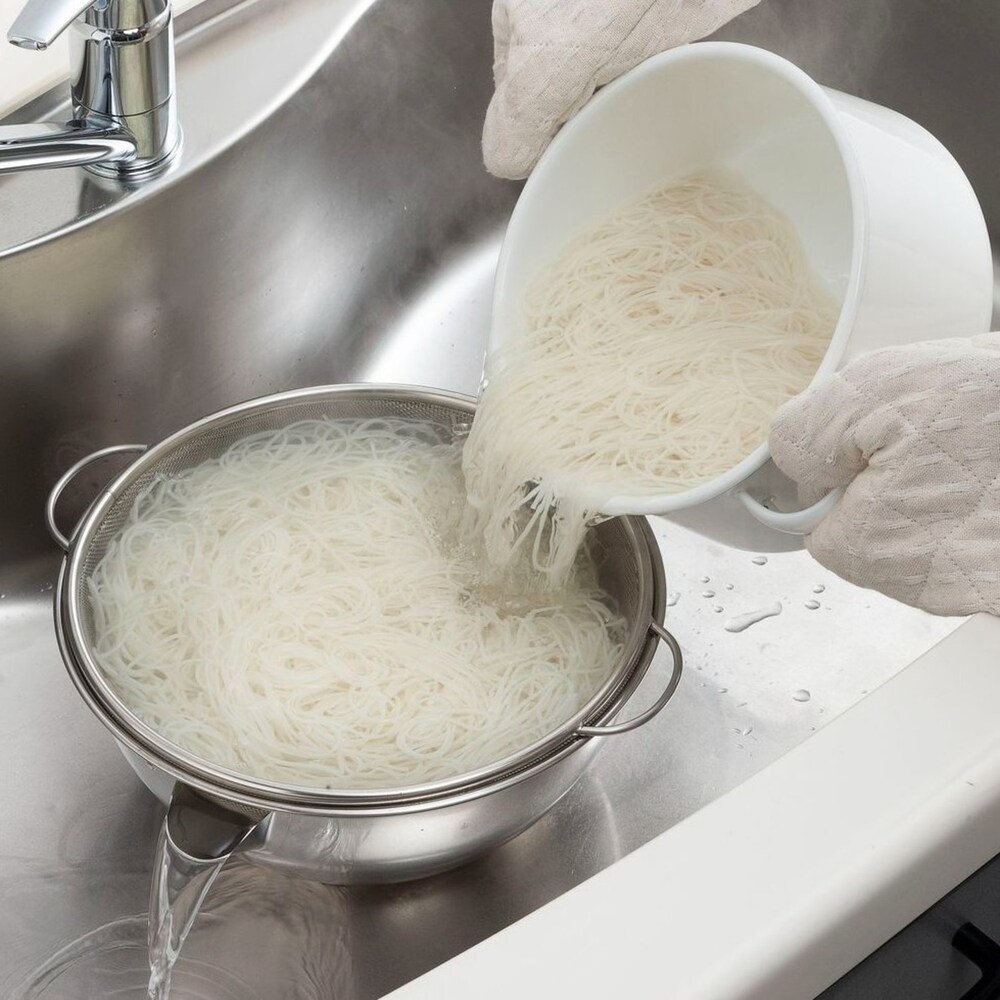 ボウルの横に注ぎ口を付けたボールザルセット麺類を水にさらしたり、米とぎ・塩出し・アク抜き・枝豆・野菜などの水切りに余分な水だけが横口から出て中の物が流れ出ません水道を出したまま水にさらしたり。鍋から麺