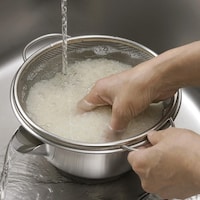 鳥のくちばしの様な横口から余分な水が流れ出るので食材がボウルからあふれにくい