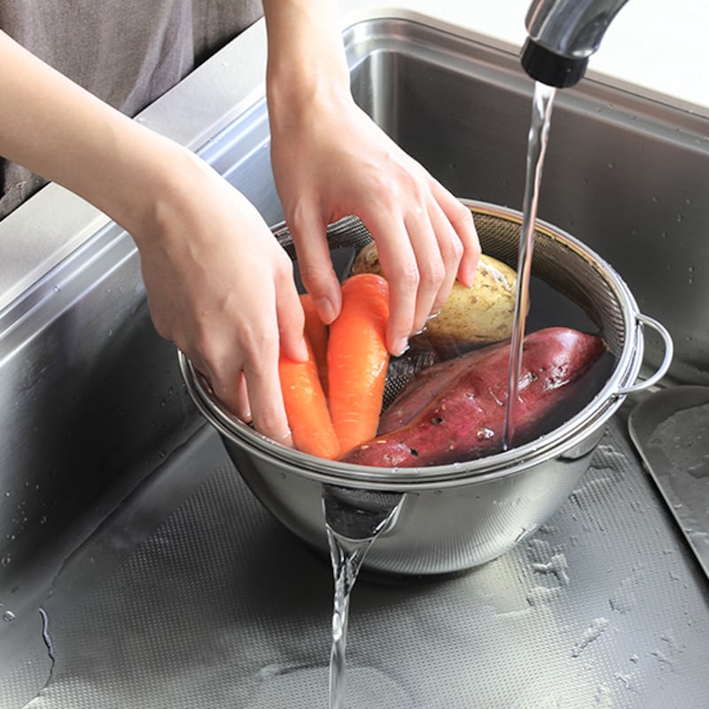 鳥のくちばしの様な横口から余分な水が流れ出るので食材がボウルからあふれにくい