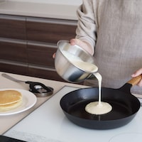 玉子焼きやたこ焼き、ドレッシングなど混ぜ合わせた後、液切れの良い注ぎ口から直接注げる（15cm）