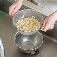 両サイドの取っ手は熱い湯切りの時に便利