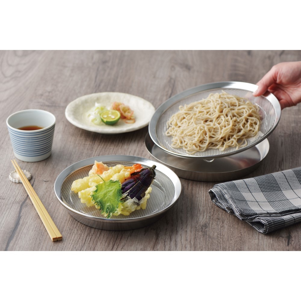 22は冷たい麺類、19には揚げたて天ぷらを盛り付けて　　※まる型トレーは別売です