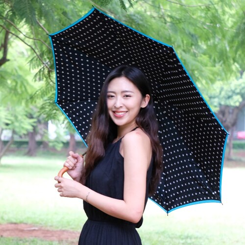 雨に濡れた面を内側にたためる逆さ傘