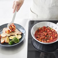 先端が大きなスプーン状で、炒め物から盛り付けまでマルチに使えます／ミニ