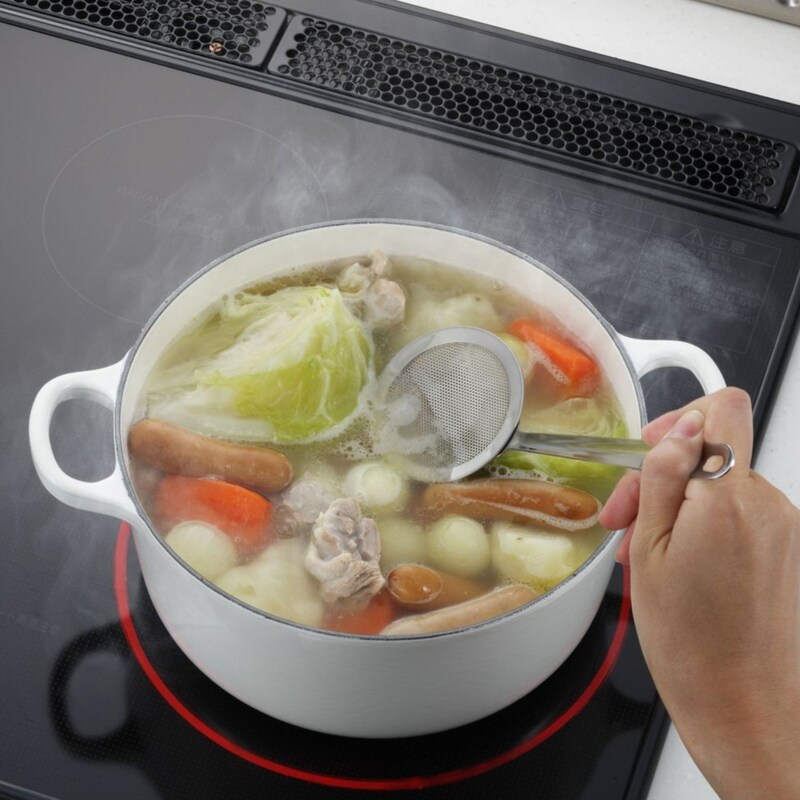鍋料理や煮物のあく取りに便利。パンチング材を使用しているので目詰まりしにくく、すくったあくもさっと落