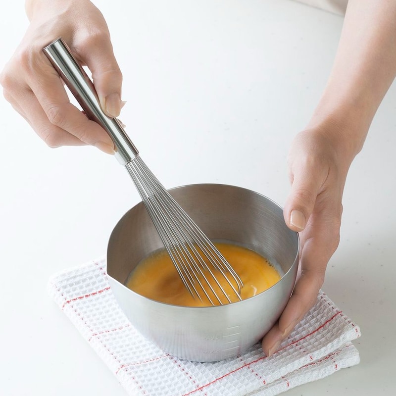 泡立てやメレンゲ作りに便利。小さなボールでも使いやすく、飛び散りが少ないスリムタイプ。太い線材なので
