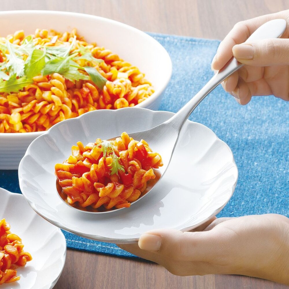 料理の取り分けに便利皿部が広く、平らな部分が多いので、お皿にフィットしてすくいやすいですフォークと併用すれば、サラダトングとしても使えます簡易ターナーとしても使えます【家事問屋とは】金物加工の産地「新