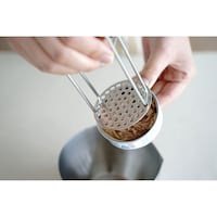 マッシャー（つぶし）部分は、ツナ缶やコーン缶の径にぴったり合うサイズです。穴はコーン粒より小さいので