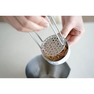 マッシャー（つぶし）部分は、ツナ缶やコーン缶の径にぴったり合うサイズです。穴はコーン粒より小さいので