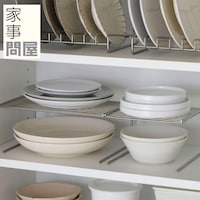 左24　右18食器棚のスペースを仕切ることで、サイズや形状が異なる食器も重ねずに分けて収納。上の食器