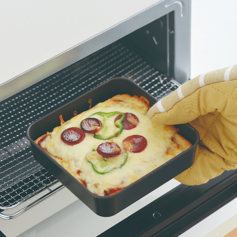 パン一枚がぴったり入るフレンチトースト作り用のバット。卵液を無駄なく漬け浸しそのままトースターで調理