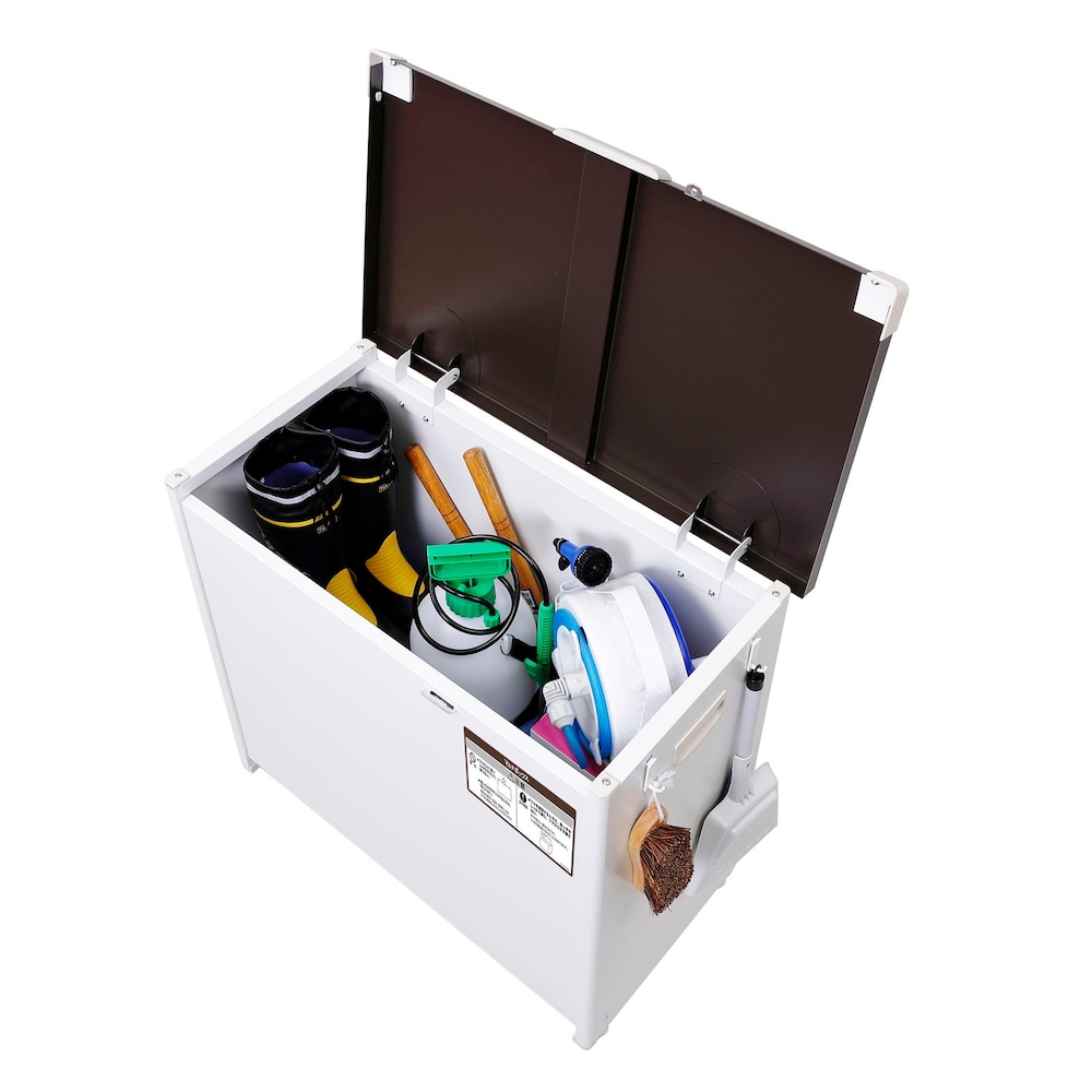 150L　お庭の清掃用具もまとめて収納できます。
