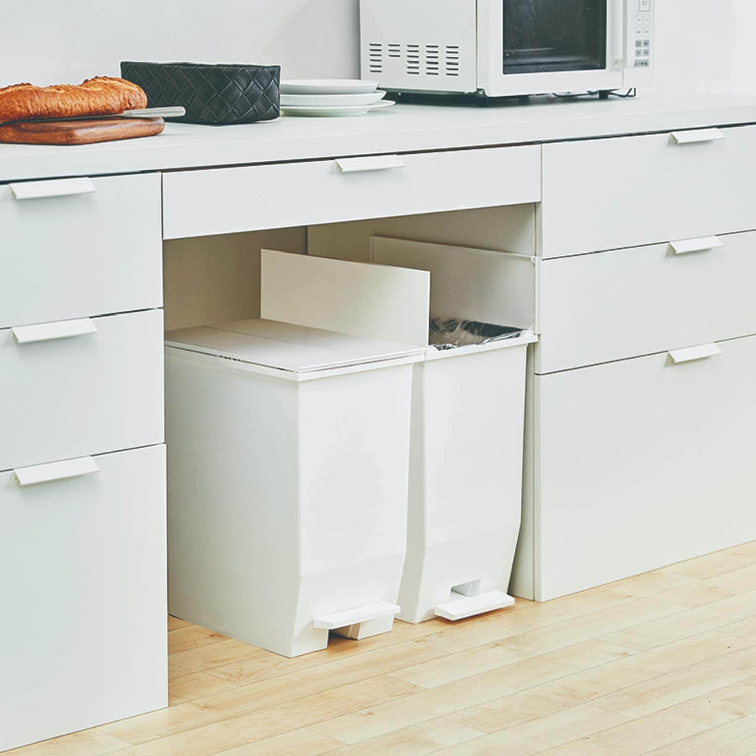 ＜ベルメゾン＞棚下で使えるキャスター付きペダル式キッチンゴミ箱2個セット [日本製]画像