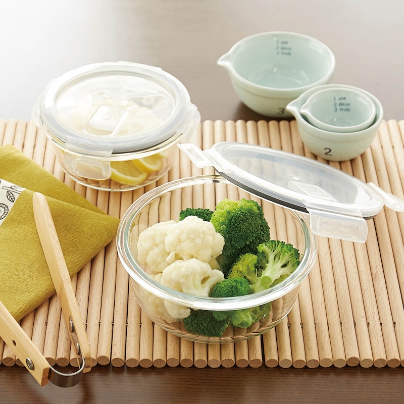 奥Sサイズ　手前Mサイズ　蓋には空気弁のフラップが付いているので、蓋をしたまま電子レンジで温めること