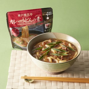 玉ねぎや牛肉を盛り込んだ本格派「カレーうどんの素」。かつお風味を利かせた甘みのあるダシとほどよい辛さ