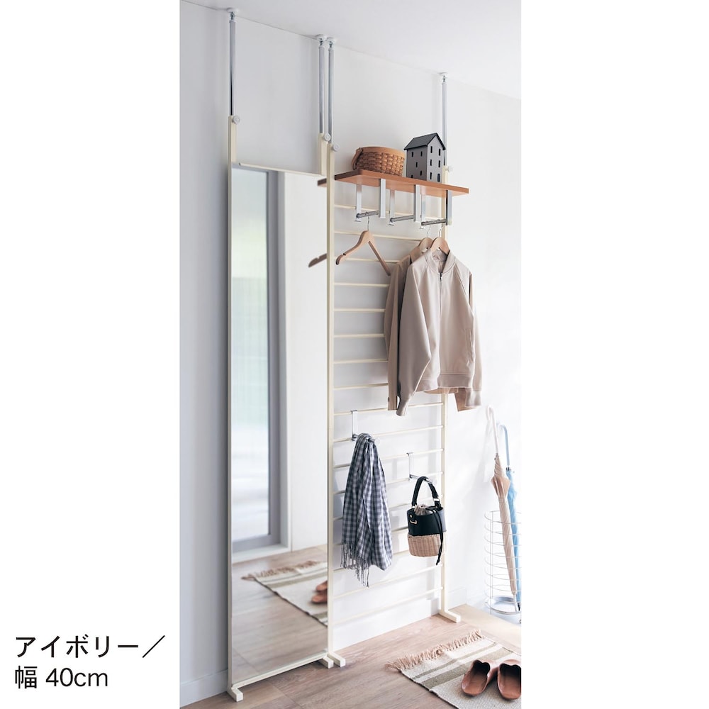 ※奥の「突っ張り壁面ハンガー」は別売です。