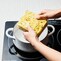 麺・スープ・具が一体になっています。お湯を入れた鍋にそのまま入れてください。