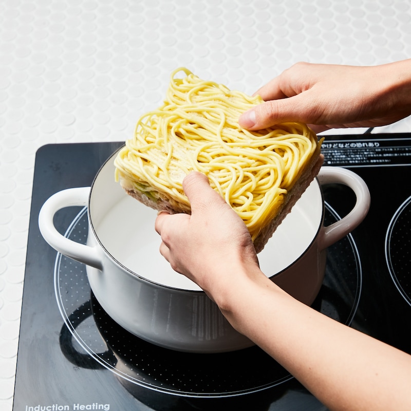 麺・スープ・具が一体になっています。お湯を入れた鍋にそのまま入れてください。
