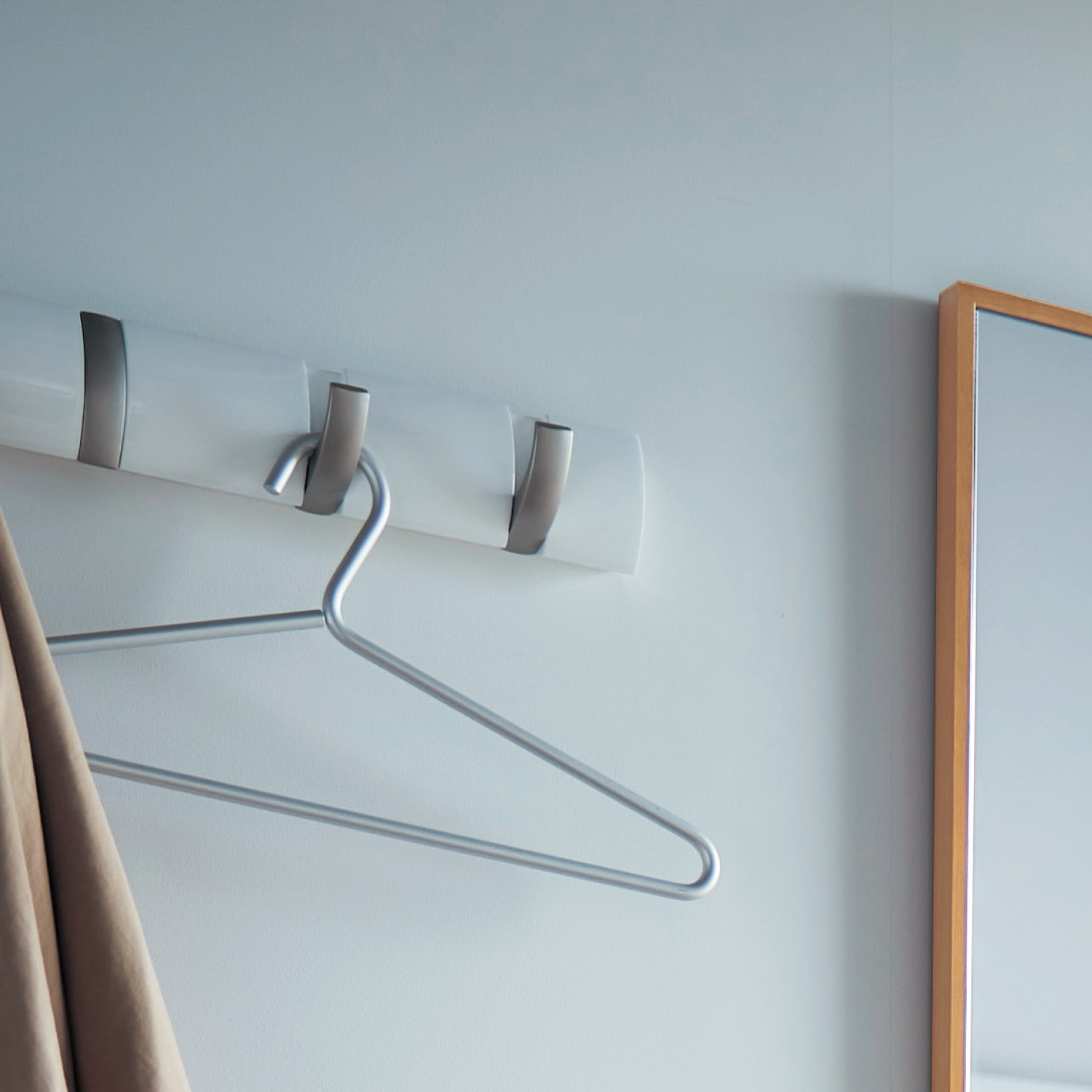 【アンブラ/umbra】天然木の壁掛けフック「フリップフック」