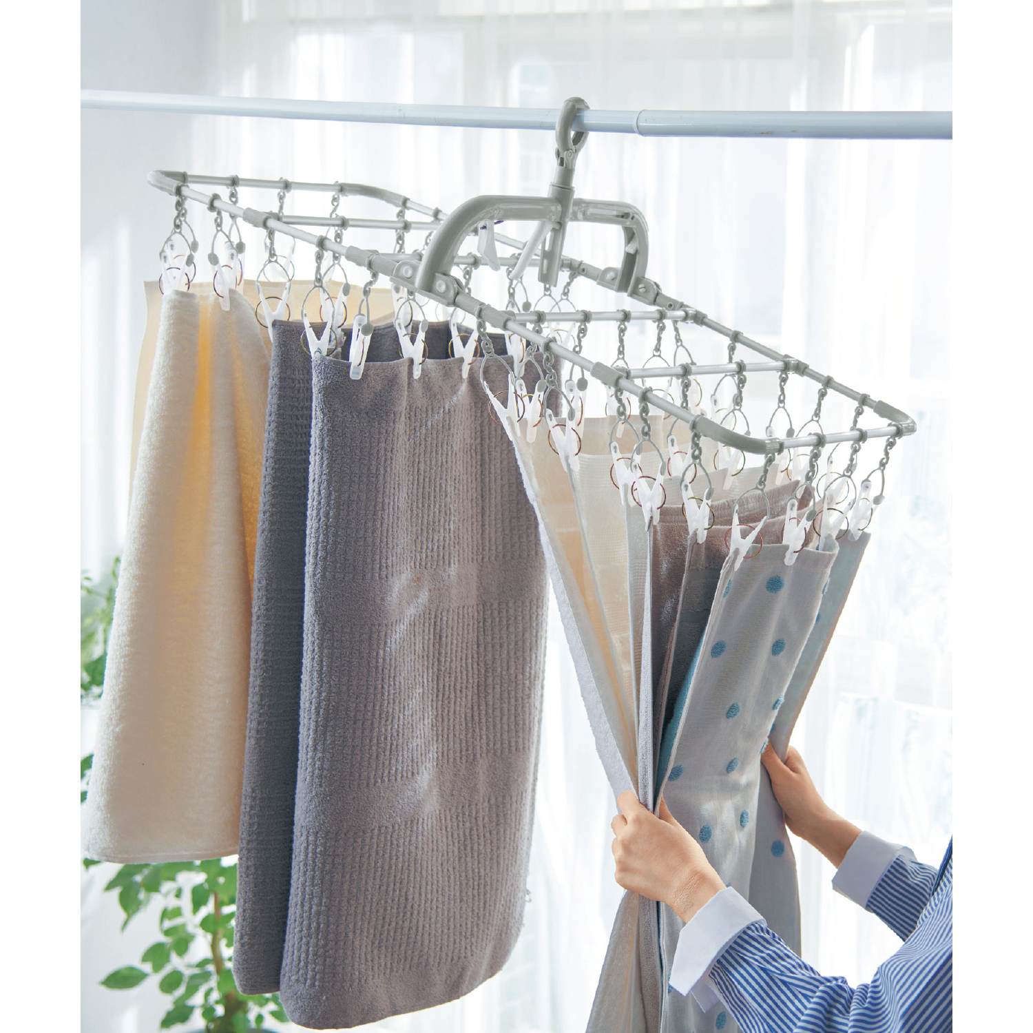 【ベルメゾン】下に引っ張って素早く取り込める40ピンチ洗濯ハンガー 【下に引っぱるだけで一気に素早く取り込み】 【ベルメゾン】下に引っ張って素早く取り込める40ピンチ洗濯ハンガー 【下に引っぱるだけで一気に素早く取り込み】