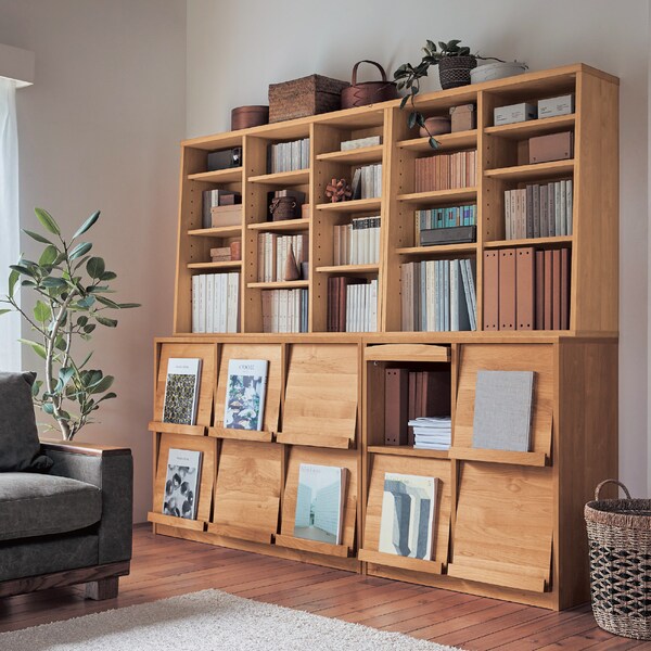 【ベルメゾン】あたたかみのあるアルダー材のフラップ本棚