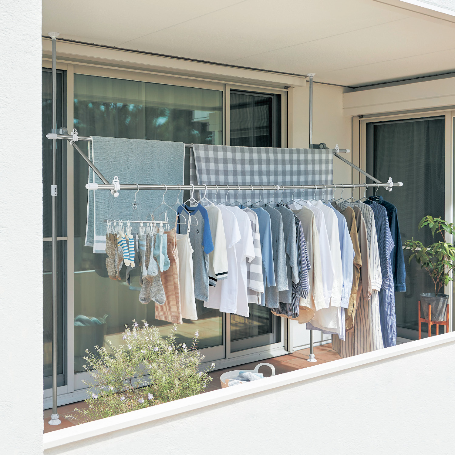 【ベルメゾン】場所を取らずに洗濯スペースを確保できる突っ張り式ベランダ物干し 【ベランダ・屋外物干し】