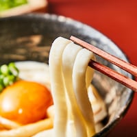 極太のもっちもち麺を楽しめます。