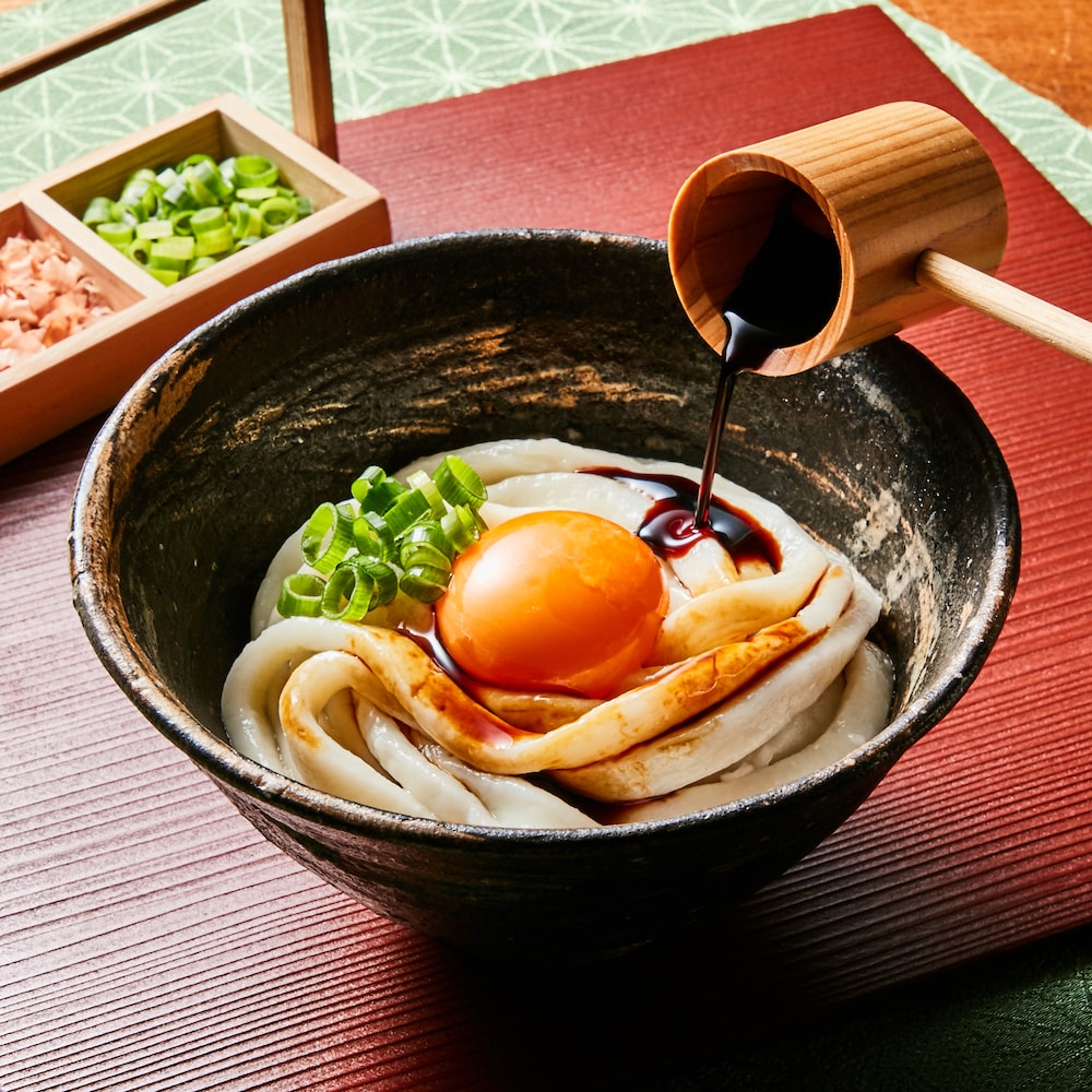つゆは、ややとろっとしていて麺に絡みやすいです。